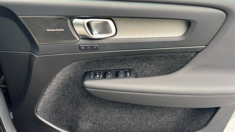 Volvo XC40 2.0 B3P Ultra Dark 5dr Auto Petrol Estate